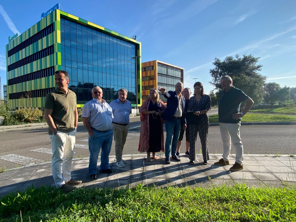 Visita aparcamientos PCTCAN de Gema Igual, alcaldesa del Ayuntamiento de Santander, junto al director general de la Sociedad Gestora de PCTCAN y vecinos de la zona.