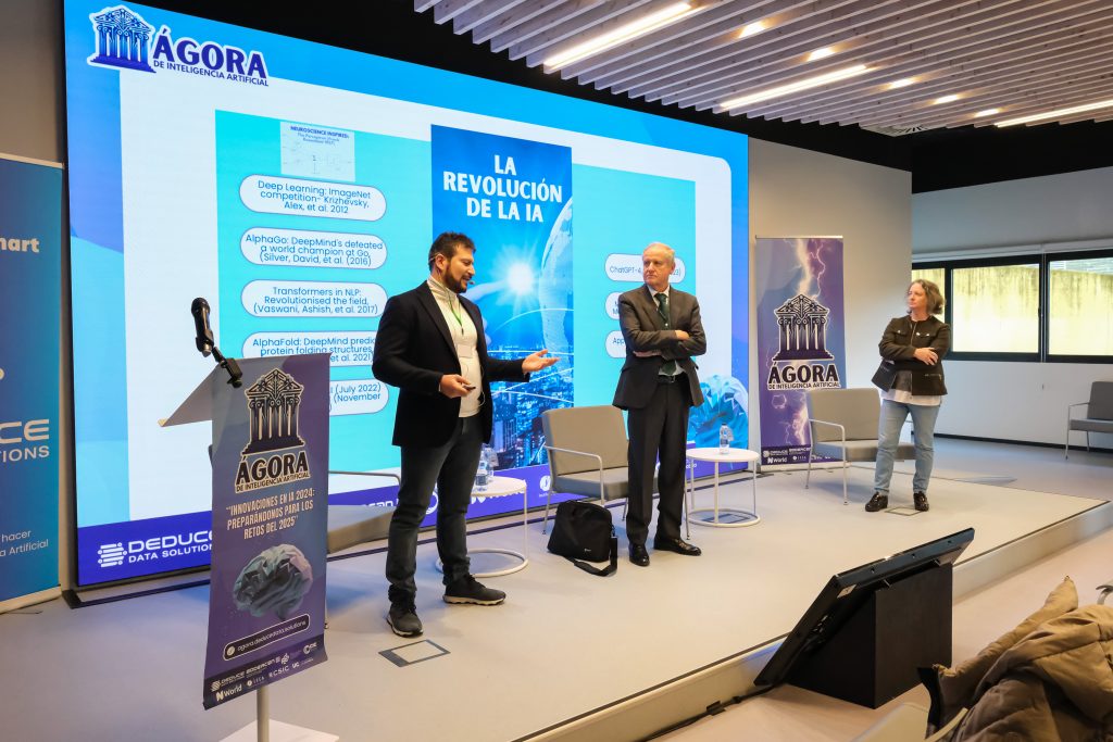 El consejero, durante el acto de apertura del encuentro 'Ágora de Inteligencia Artificial' en el edificio Bisalia del PCTCAN (Foto: Raúl Lucio)